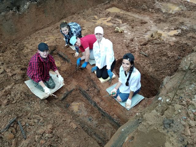 Археологи на раскопках
