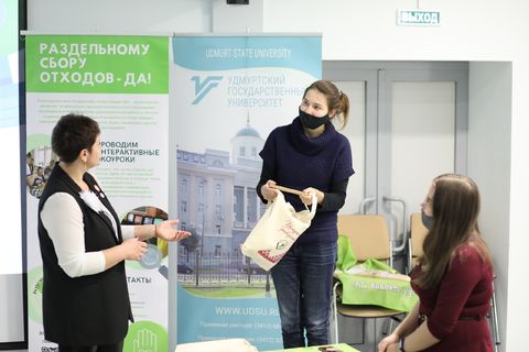О.П. Дружакина вручает подарки студентам