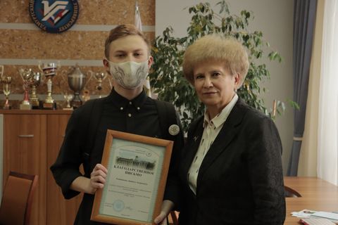Г.В. Мерзлякова награждает участников конкурса