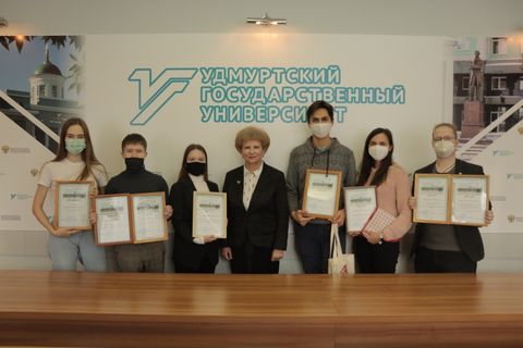 Торжественное награждение победителей конкурса на логотип к юбилею УдГУ