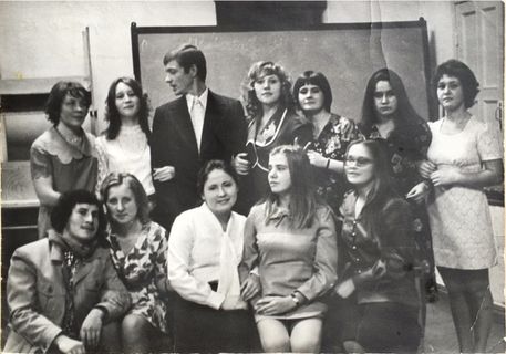 В актовом зале 4 корпуса (в центре - Владимир Кананин), 1975 г.