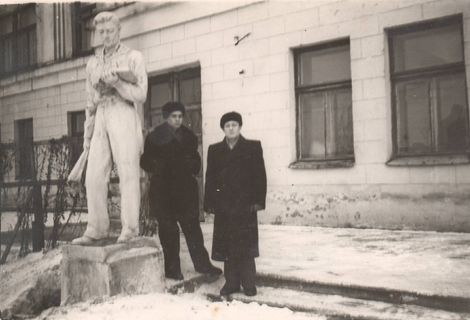 У памятника Студенту, 2 корпус УГПИ, январь 1958 г.