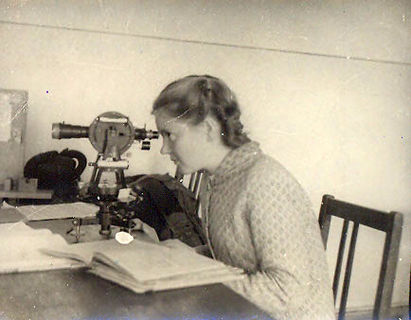 На занятиях по астрономии, 1950-е гг. (из личного архива Риммы Якимовой, выпускницы физмата)