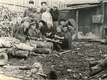 Заготовка дров в общежитии на ул. Шумайлова, 1958 г.