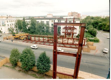 Строительство надземного перехода между 1 и 2 корпусами, 2001 г.