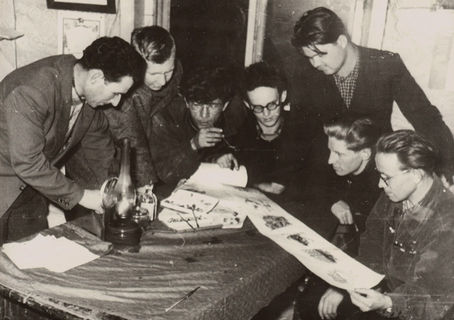 Преподаватель политэкономики В.П. Климов со студентами, 1950-ее гг.