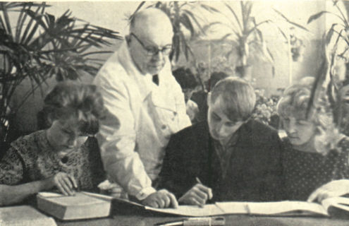 Заведующий кафедрой ботаники М.П. Прокопьев со студентами, 1940-е гг.