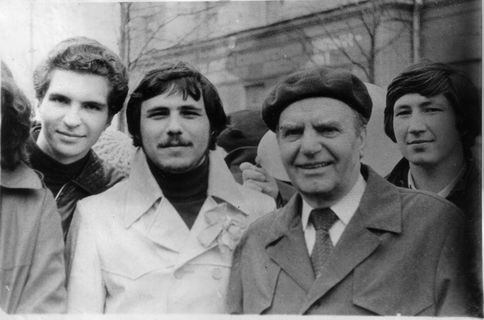 В.Е. Майер и студенты исторического факультета, 1980 г.