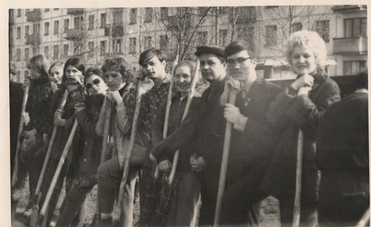 Доцент кафедры истории СССР А.А. Александров и студенты на субботнике, 1973 г.